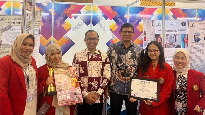 Tim mahasiswa Unhas yang meraih juara 1 inovasi riset pengobatan kanker payudara di BPOM RI bersama Wakil Rektor Bidang Akademik dan Kemahasiswaan Unhas Muhammad Ruslin.