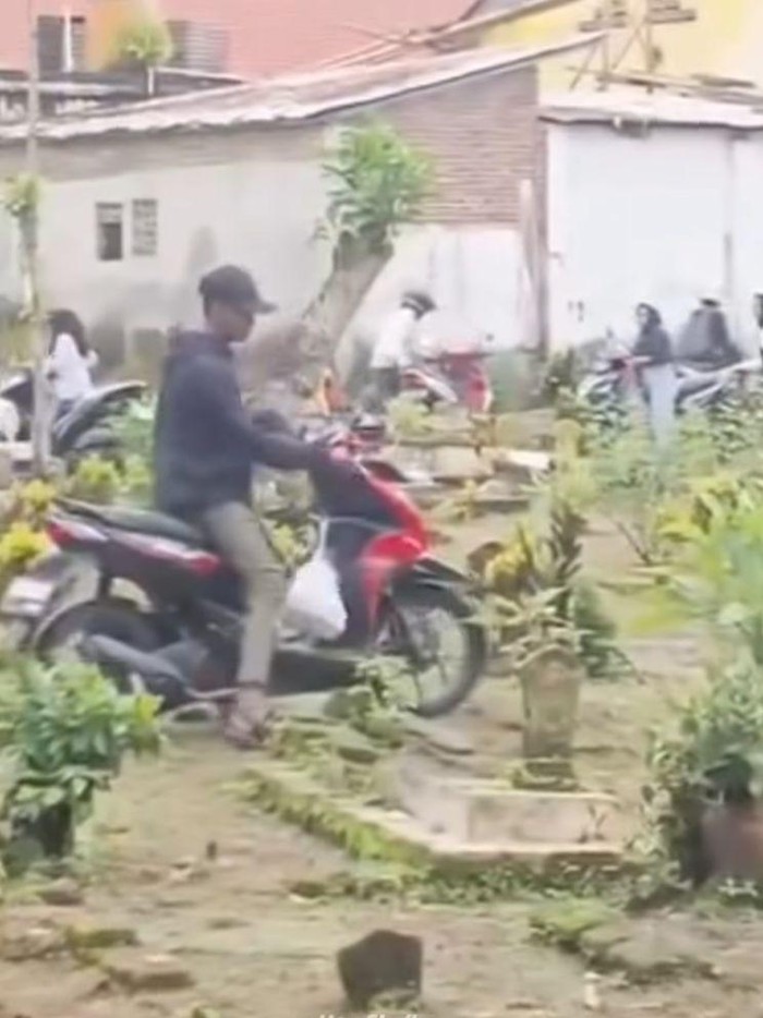 Viral pemotor nekat lewat makam