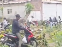 Viral Warga Jember Nekat Bawa Motor Terobos Makam