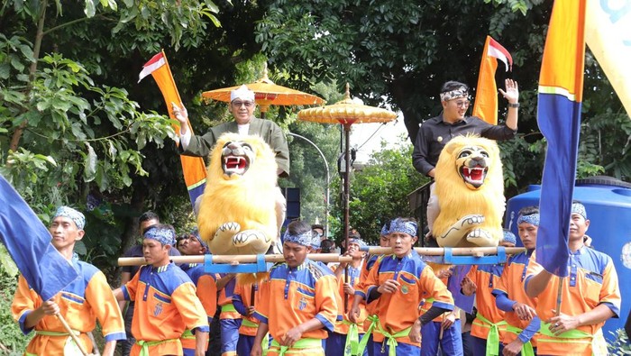 Wali Kota Cimahi Ngatiyana dan Wakil Wali Kota Cimahi Adhitia Yudisthira Hadiri Cireundeu Festival 2025