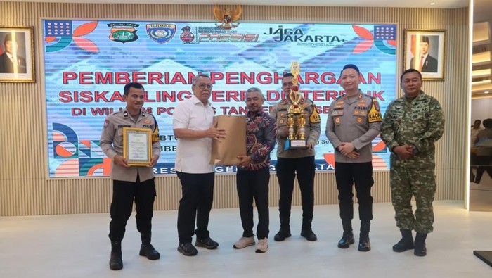 Wali Kota Tangsel dan Kapolres Tangsel memberikan penghargaan 3 Siskamling Terpadu Terbaik.