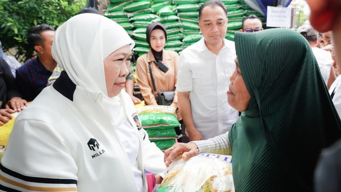 Warga Surabaya serbu pasar murah sembako yang digelar Gubernur Khoffiah
