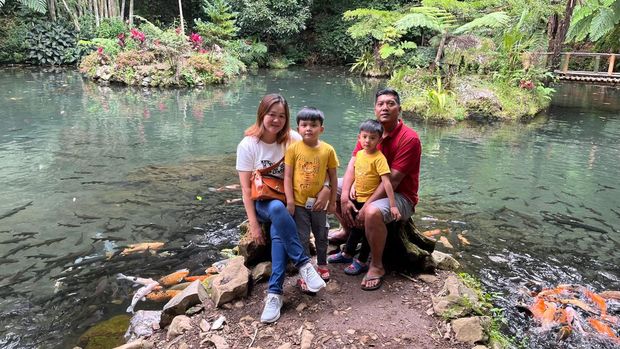 Wisatawan menikmati weekend di Green Paradise. Wisatawan menikmati weekend di Green Paradise.