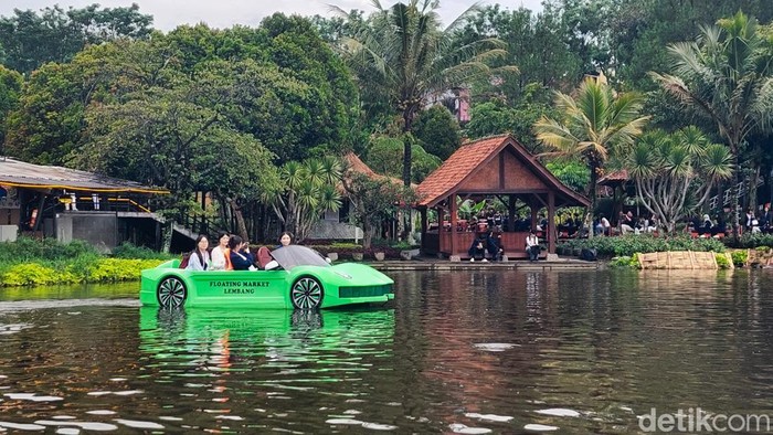 wisatawan menjajal perahu lamborghini di Floating Market Lembang