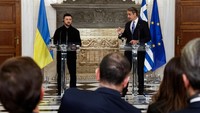 Selain pertemuan bilateral, Zelenskiy dan Mitsotakis menggelar konferensi pers bersama, menekankan pentingnya kolaborasi di bidang energi dan stabilitas regional. Kunjungan ini juga menjadi simbol komitmen Ukraina untuk menjalin aliansi strategis di Eropa, menghadapi tantangan energi global, dan mendorong pembangunan ekonomi berbasis energi yang berkelanjutan. REUTERS/Louisa Gouliamaki