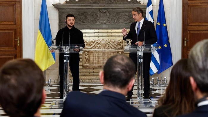 Presiden Ukraina, Volodymyr Zelenskiy, tiba di Athena pada Minggu (16/11/2025) untuk melakukan pertemuan penting dengan Perdana Menteri Yunani, Kyriakos Mitsotakis, membahas kerja sama energi strategis antara kedua negara. Kedua pemimpin disambut secara resmi di Maximos Mansion sebelum melanjutkan pembicaraan tertutup. REUTERS/Louisa Gouliamaki