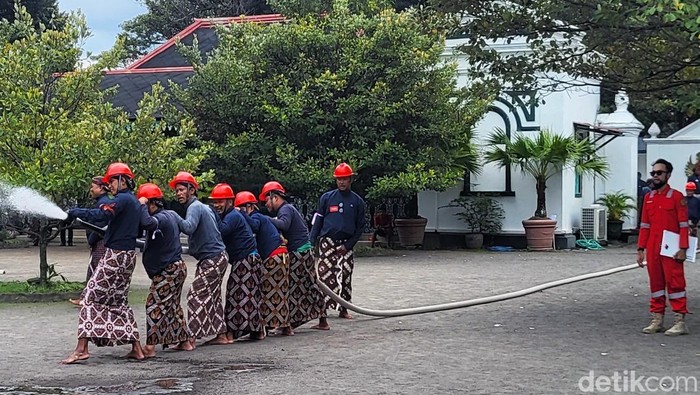 Abdi Dalem Keraton Jogja mengikuti simulasi penanganan kebakaran, Senin (17/11/2025).