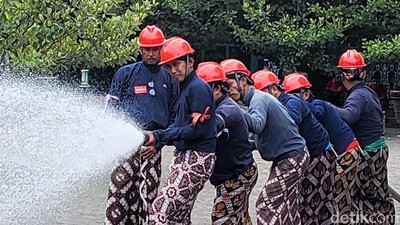Potret Antusiasnya Abdi Dalem Simulasi Padamkan Kebakaran di Keraton Jogja