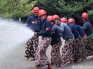 Potret Antusiasnya Abdi Dalem Simulasi Padamkan Kebakaran di Keraton Jogja