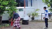 Kepala BPBD DIY Agustinus Ruruh Haryata menyebut pada Abdi Dalem tidak hanya diajari cara memadamkan api, tapi juga diajak memahami sumber api hingga identifikasi titik-titik rawan bahaya kebakaran. Dalam simulasi pemadaman kebakaran ini digunakan alat pemadam api ringan, pemadaman dengan karung basah, dan teknik evakuasi.