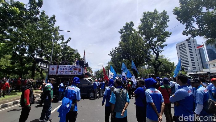 Ada demo buruh di depan Balkot Jakarta, Jl Medan Merdeka Selatan ditutup (Brigitta Belia/detikcom)