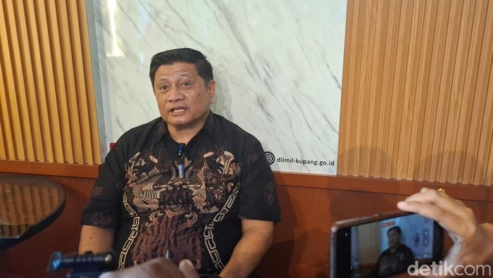 Ahli hukum pidana dari Undana Kupang, Deddy Manafe, saat diwawancarai di Pengadilan Militer III-15 Kupang, Senin (17/11/2025). (Foto: Yufengki Bria/detikBali)