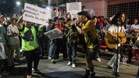 Kelompok musik Orkes Trotoar dan Marjinal tampil pada Aksi Seni di Kota Tua, Jakarta, Minggu (16/11/2025). Foto: ANTARA FOTO/NAUFAL KHOIRULLOH