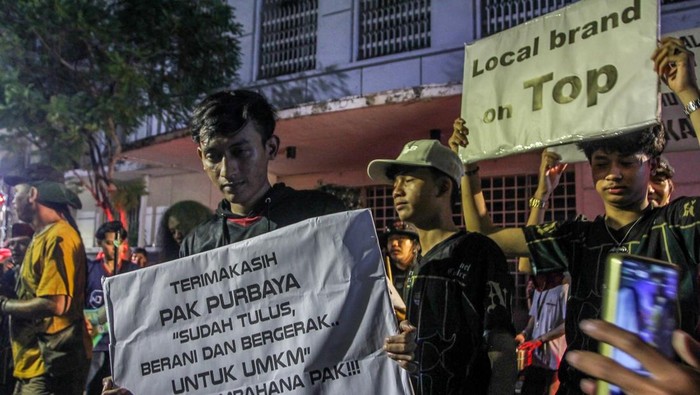 Massa aksi dari Citayam All Star membawa poster dukungan produk UMKM konveksi pada Aksi Seni di Kota Tua, Jakarta, Minggu (16/11/2025). Kegiatan yang diselenggarakan pelaku UMKM Konveksi Sinergi Adv Nusantara bersama musisi serta para konten kreator Citayam All Star itu sebagai bentuk terima kasih kepada pemerintah karena sudah memberhentikan impor pakaian bekas ilegal. ANTARA FOTO/Naufal Khoirulloh/YU