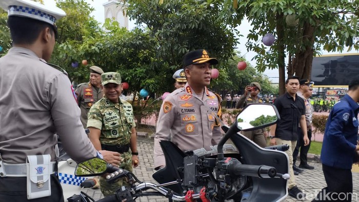 Kapolresta Sidoarjo Kombes Pol Christian Tobing memimpin langsung Apel Gelar Pasukan Operasi Zebra Semeru 2025 di halaman Mako Polresta Sidoarjo