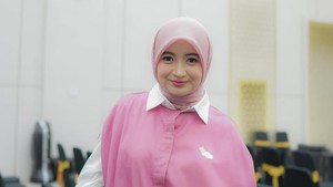 Saat menjadi bintang tamu acara Rumpi di Trans TV, Jakarta Selatan, komika Arafah Rianti, mengaku gak tertekan meski teman-temannya sudah banyak yang menikah. Foto: Instagram @arafahrianti