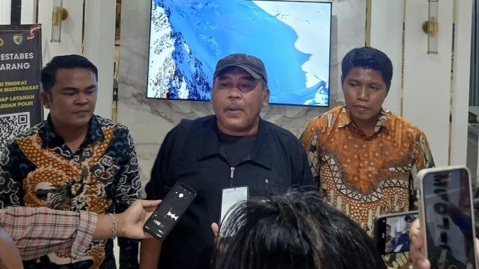 ARAH saat melaporkan politikus PDIP, Ribka Tjiptaning, ke Polrestabes Semarang.