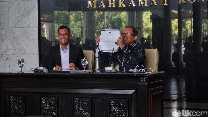 Hakim Mahkamah Konstitusi (MK) Arsul Sani, Senin (17/11/2025), mengklarifikasi tudingan isu ijazah palsu yang dilaporkan Aliansi Masyarakat Pemerhati Konstitusi ke Bareskrim Polri.