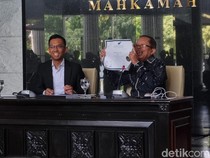 Video: Bantah Tudingan Ijazah Palsu, Arsul Sani Pamerkan Ijazah-Foto Wisuda