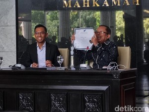 Arsul Sani Klarifikasi Tudingan Ijazah Palsu, Pamerkan Ijazah Doktor