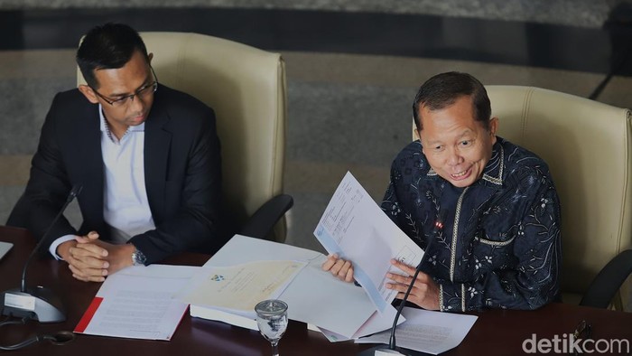 Hakim Mahkamah Konstitusi (MK) Arsul Sani tampil di hadapan awak media untuk menegaskan keabsahan gelar doktor yang ia peroleh dari Collegium Humanum Warsaw Management University, Polandia. Dalam konferensi pers yang digelar di Mahkamah Konstitusi, Jakarta, Senin (17/11/2025), Arsul menepis tuduhan yang menyebut gelar akademiknya bermasalah.