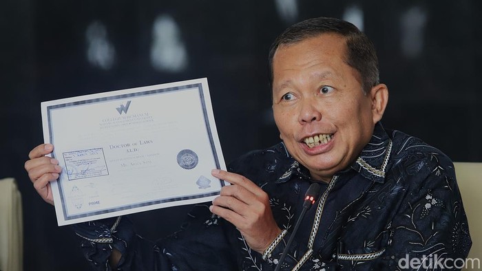 Hakim Mahkamah Konstitusi (MK) Arsul Sani tampil di hadapan awak media untuk menegaskan keabsahan gelar doktor yang ia peroleh dari Collegium Humanum Warsaw Management University, Polandia. Dalam konferensi pers yang digelar di Mahkamah Konstitusi, Jakarta, Senin (17/11/2025), Arsul menepis tuduhan yang menyebut gelar akademiknya bermasalah.