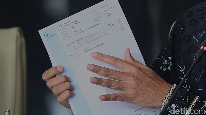 Hakim Mahkamah Konstitusi (MK) Arsul Sani tampil di hadapan awak media untuk menegaskan keabsahan gelar doktor yang ia peroleh dari Collegium Humanum Warsaw Management University, Polandia. Dalam konferensi pers yang digelar di Mahkamah Konstitusi, Jakarta, Senin (17/11/2025), Arsul menepis tuduhan yang menyebut gelar akademiknya bermasalah.