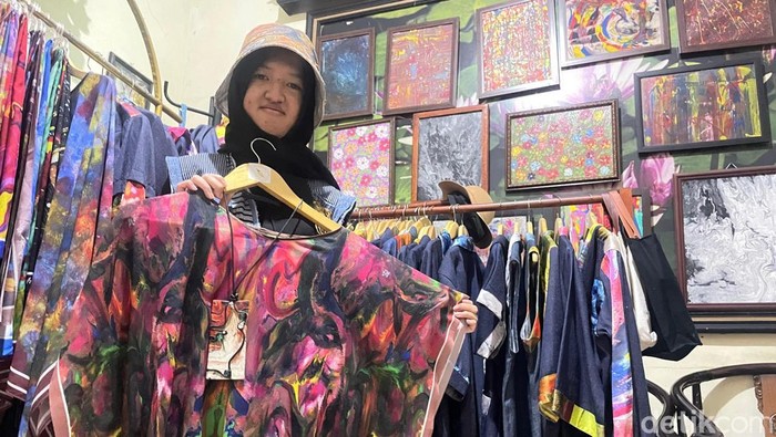 Athaya Putri Nirwasita, penyandang Attention Deficit Hyperactivity Disorder (ADHD) mengukir prestasi gemilang lewat lukisan