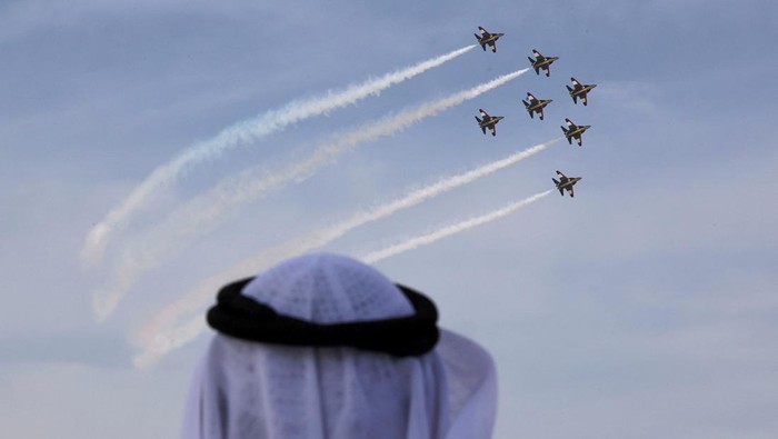 Aircrafts perform a flypast in front of attendees at the Dubai Airshow in Dubai, United Arab Emirates, November 17, 2025. REUTERS/Amr Alfiky