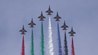 Fursan Al Emarat, tim aerobatik beraksi di udara. Delegasi China di pameran udara dua tahunan ini akan memamerkan beragam pesawat yang menarik perhatian, termasuk jet tempur J-10CE yang dilengkapi rudal udara-ke-udara seri PL, pesawat tempur siluman J-35A, pesawat angkut Y-20, pesawat latih jet canggih Hongdu L-15 Falcon, dan kendaraan udara tak berawak (UAV). Foto: REUTERS/Amr Alfiky