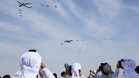 Pesawat-pesawat melakukan flypast di hadapan para pengunjung Dubai Airshow di Dubai, Uni Emirat Arab. Dubai Airshow 2025 dibuka pada Senin (17/11), menghadirkan lebih dari 1.500 peserta pameran dan lebih dari 200 pesawat terbang melalui pameran terbang dan statis. Foto: REUTERS/Amr Alfiky