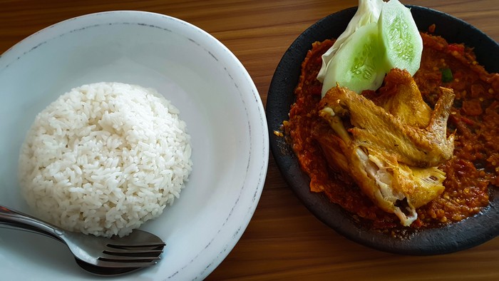 Ayam gepuk. Ilustrasi