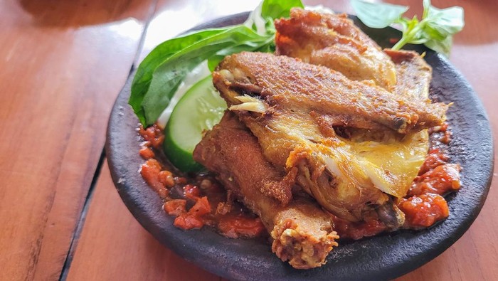 Ayam gepuk. Ilustrasi