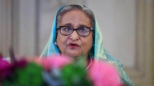 FOTO FILE: Perdana Menteri Bangladesh Sheikh Hasina berbicara saat bertemu dengan Menteri Luar Negeri Inggris David Cameron (tidak terlihat) dalam Konferensi Keamanan Munich tahunan, di Munich, Jerman, 17 Februari 2024. REUTERS/Wolfgang Rattay/Foto File