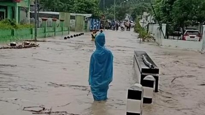 Jalan dan pemukiman warga di Desa Gondang, Bojonegoro terendam banjir