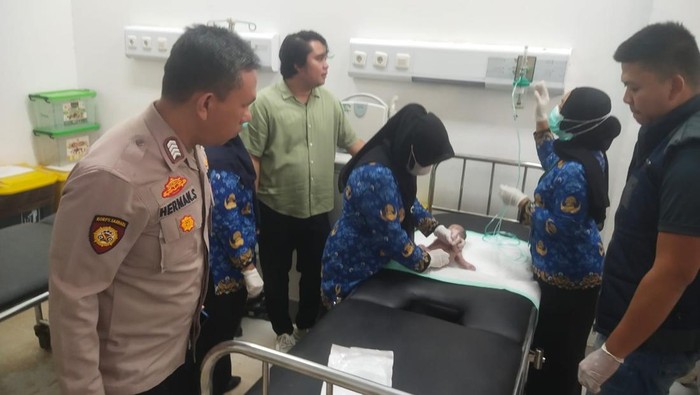 Polisi dan pihak medis melakukan perawatan bayi yang ditemukan dalam kantong kresek di RSUD Sungai Lilin