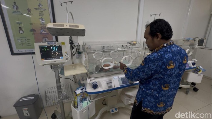 Kondisi bayi yang dibuang ibunya di tepi laut Rembang, saat ini dirawat di Ruang Neoristi RSUD Rembang, Senin (17/11/2025).