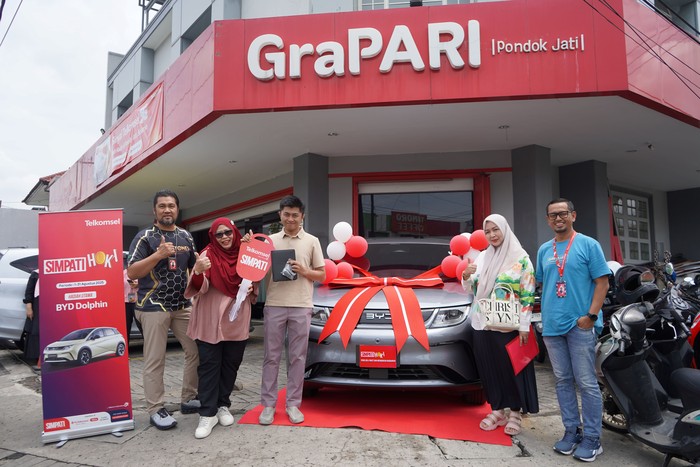 Beli Paket SIMPATI, Pelanggan di Sidoarjo Dapat BYD Dolphin dari Telkomsel