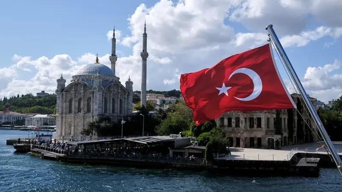 A Turkish flag is pictured on a boat with the Ortakoy Mosque in the background in Istanbul, Turkey September 5, 2021. (File photo: Reuters)