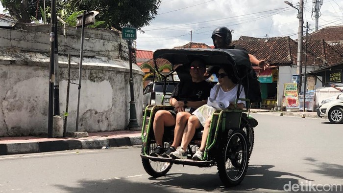 Bentor tengah beroperasi di kawasan Taman Sari, Keraton Jogja, Senin (17/11/2025).