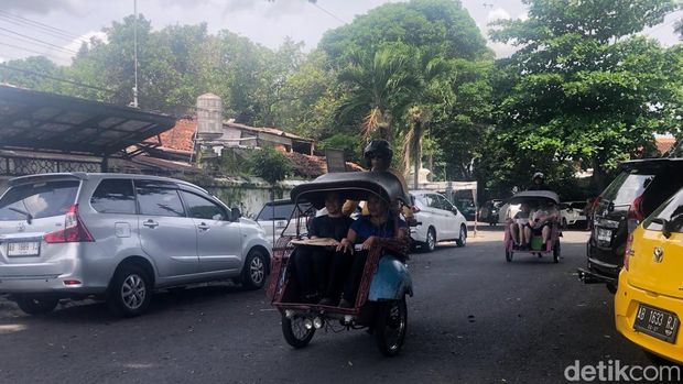 Bentor tengah beroperasi di kawasan Taman Sari, Keraton Jogja, Senin (17/11/2025).