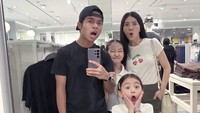 Diketahui Betrand sangat dekat dengan kedua adiknya. Lantas, bagaimana sekarang saat Betrand sudah kuliah, apakah kedua anaknya suka protes dengan banyaknya kegiatan? Foto: dok instagram Betrand Peto dan Sarwendah