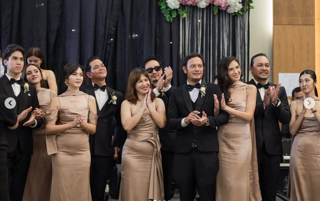 Penampilan para groomsman dan bridesmaid di acara pernikahan Boiyen tak kalah curi atensi. Diisi oleh para artis bersama pasangan masing-masing, para pendamping pengantin itu kompak kenakan bussana bernuansa hitam dan coklat muda. Foto: Instagram