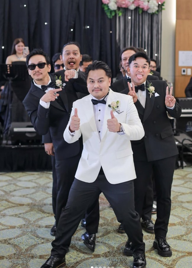 Para groomsman tampil dengan setelan tuxedo hitam lengkap dengan bow tie. Sementara pengantin pria tampak mengenakan jas putih. Foto: Instagram