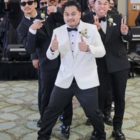 Para groomsman tampil dengan setelan tuxedo hitam lengkap dengan bow tie. Sementara pengantin pria tampak mengenakan jas putih. Foto: Instagram