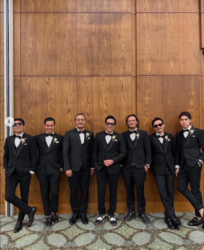 Dalam foto-foto yang dibagikan terlihat Andre Taulany, Desta, Vincent Rompies, Surya Insomnia, hingga El Rumi turut menjadi groomsman di pernikahan Boiyen. Foto: Instagram