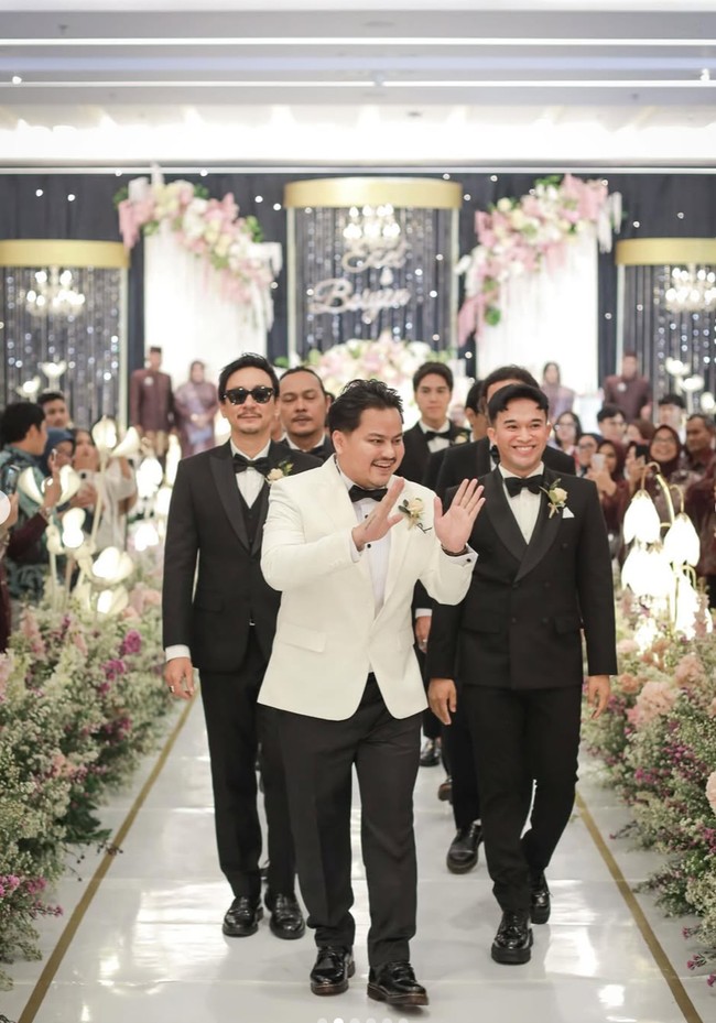 Dampingi Rully, para gromsman tampak berbaris rapi. Dengan penuh percaya diri, Rully bersama para groomsman-nya berjalan memasuki lokasi acara. Foto: Instagram