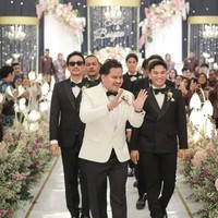 Dampingi Rully, para gromsman tampak berbaris rapi. Dengan penuh percaya diri, Rully bersama para groomsman-nya berjalan memasuki lokasi acara. Foto: Instagram