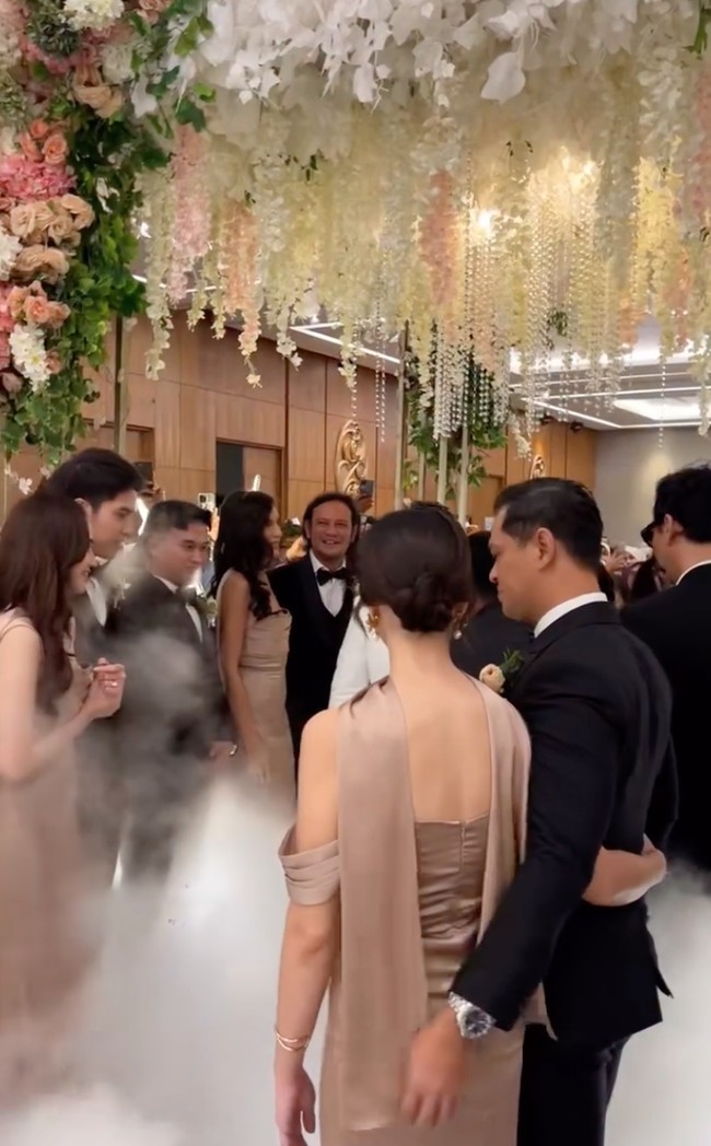Para groomsman bersama pasangan masing-masing tampak berkumpul menyambut Rully dan Boiyen. Foto: Instagram