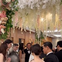 Para groomsman bersama pasangan masing-masing tampak berkumpul menyambut Rully dan Boiyen. Foto: Instagram